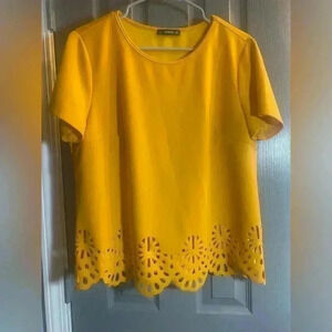SHEIN Laser cut top with scalloped edge in gold. NWOT women’s size 0XL